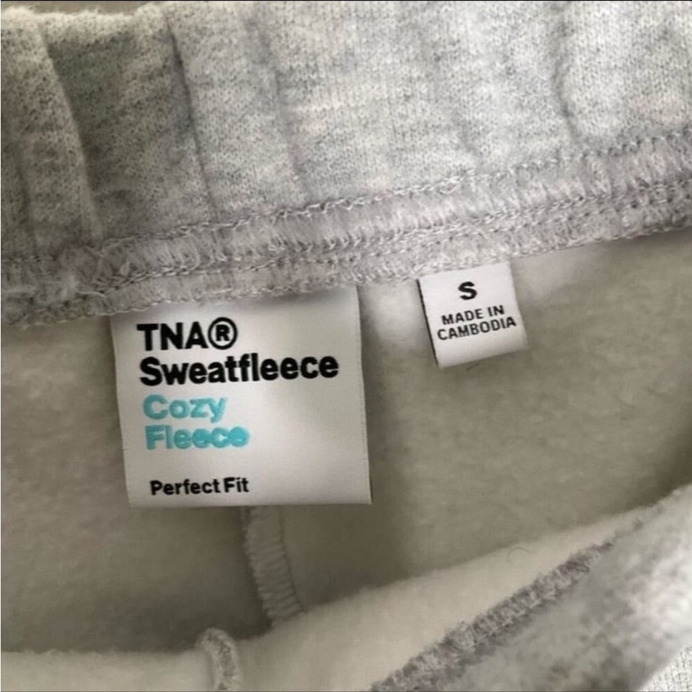Aritzia TNA Sweatfleece Cozy Fleece Perfect Fit Shorts Gray Small - Picture 4 of 5